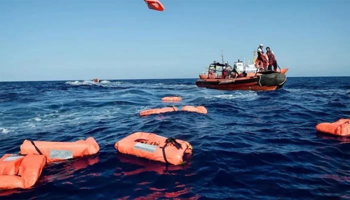 তিউনিসিয়ার উপকূলে নৌকাডুবিতে নিখোঁজ ২০