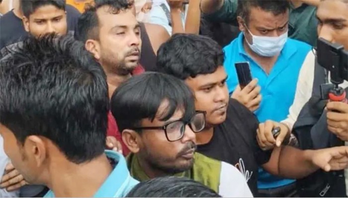 মহাখালীতে নির্বাচনী প্রচারণাকালে হিরো আলমের ওপর হামলা মহাখালীতে নির্বাচনী প্রচারণাকালে হিরো আলমের ওপর হামলা