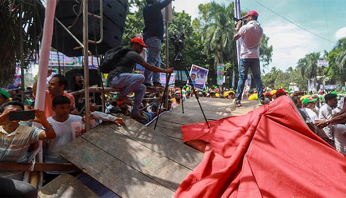 ভেঙে পড়ল বিএনপির ‘তারুণ্যের সমাবেশে’র মঞ্চ ভেঙে পড়ল বিএনপির ‘তারুণ্যের সমাবেশে’র মঞ্চ
