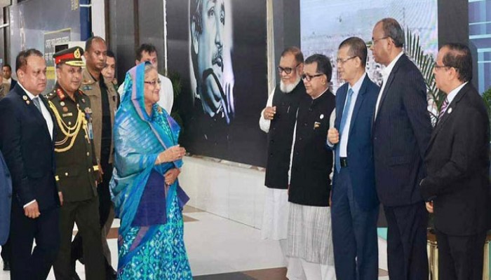 ইতালি সফর শেষে দেশে ফিরেছেন প্রধানমন্ত্রী ইতালি সফর শেষে দেশে ফিরেছেন প্রধানমন্ত্রী