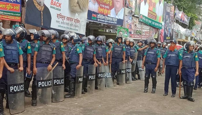 নয়াপল্টনে বিপুল সংখ্যক পুলিশ মোতায়েন নয়াপল্টনে বিপুল সংখ্যক পুলিশ মোতায়েন