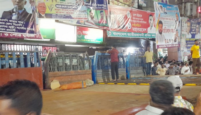 ৯ ট্রাক একত্র করে প্রস্তুত হচ্ছে বিএনপির মঞ্চ ৯ ট্রাক একত্র করে প্রস্তুত হচ্ছে বিএনপির মঞ্চ