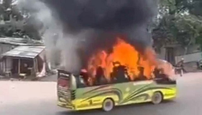 মাতুয়াইলে বাসে আগুন, সংঘর্ষ মাতুয়াইলে বাসে আগুন, সংঘর্ষ