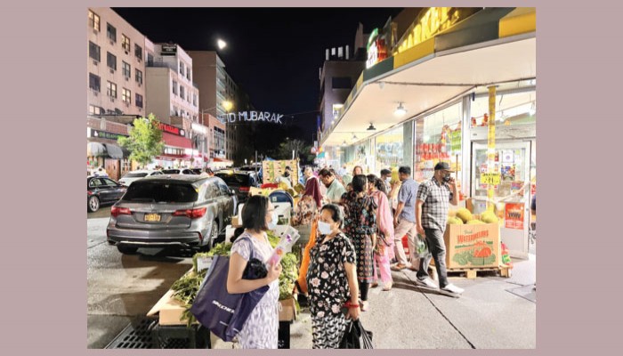 ফুটপাত বেদখল করে পণ্যের পসরা দুর্ভোগে পথচারীরা