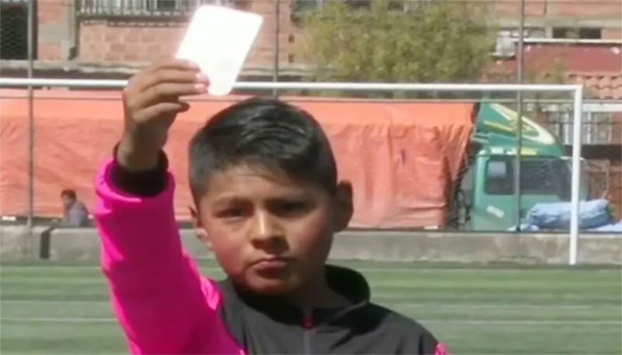 বলিভিয়ার পিচ দাপিয়ে বেড়াচ্ছেন ১০ বছরের রেফারি