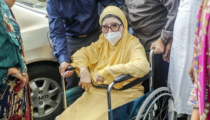 হাসপাতালে চিকিৎসকদের ‘নিবিড় পর্যবেক্ষণে’ খালেদা জিয়া হাসপাতালে চিকিৎসকদের ‘নিবিড় পর্যবেক্ষণে’ খালেদা জিয়া