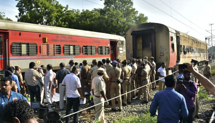ভারতে দাঁড়িয়ে থাকা ট্রেনে আগুন, নিহত ১০ ভারতে দাঁড়িয়ে থাকা ট্রেনে আগুন, নিহত ১০