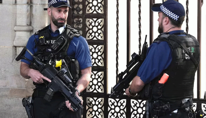 যুক্তরাজ্যে হত্যা মামলার প্রতিবাদে কর্মবিরতিতে পুলিশ সদস্যরা