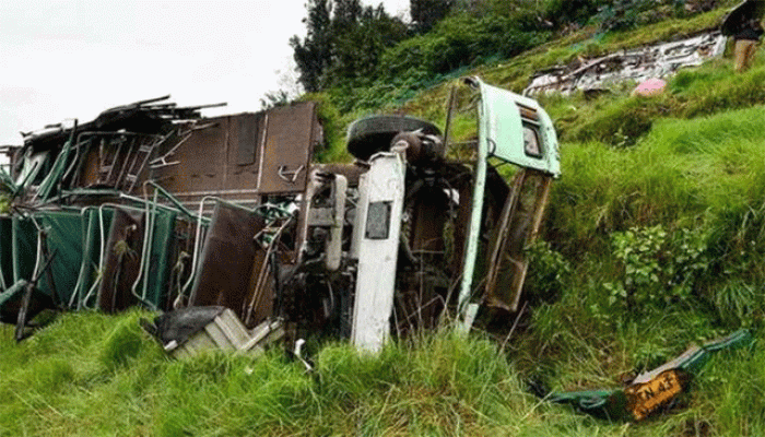 ভারতে টুরিস্ট বাস খাদে পড়ে ৮ জন নিহত