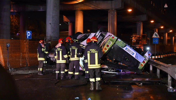 ইতালিতে সেতু থেকে বাস ছিটকে পড়ে নিহত ২১