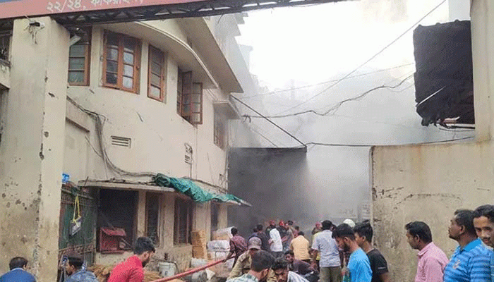 এসএ পরিবহণের হেড অফিসে আগুন, নিয়ন্ত্রণে ১০ ইউনিট