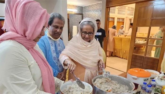 ইলিশ-পোলাও রান্না করলেন প্রধানমন্ত্রী