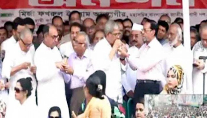 জুস খাইয়ে মির্জা ফখরুলকে অনশন ভাঙালেন অলি আহমদ