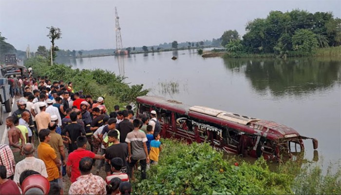 কুমিল্লায় সড়ক দুর্ঘটনায় একই পরিবারের ৩ নারীর মৃত্যু
