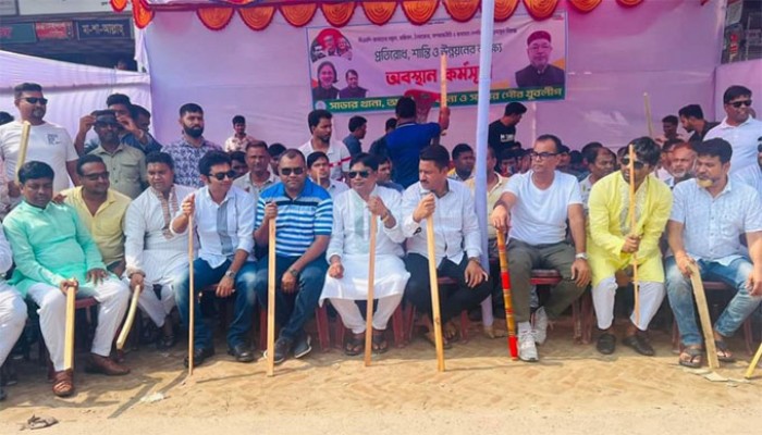 লাঠি হাতে মহাসড়কে সাভার যুবলীগ লাঠি হাতে মহাসড়কে সাভার যুবলীগ