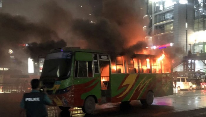 বাংলামোটরে পুলিশ বক্সের সামনে বাসে আগুন