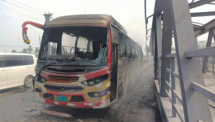 কোনাবাড়ীতে শ্রমিকদের সড়ক অবরোধ, দুই বাসে আগুন কোনাবাড়ীতে শ্রমিকদের সড়ক অবরোধ, দুই বাসে আগুন