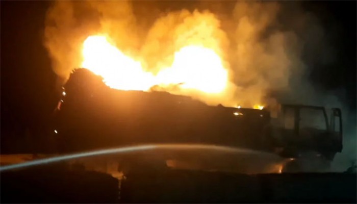 বগুড়ায় দুই ট্রাকে আগুন বগুড়ায় দুই ট্রাকে আগুন