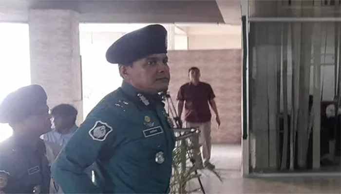 হঠাৎ নির্বাচন ভবনে ডিএমপি কমিশনার