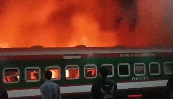 টাঙ্গাইলে ট্রেনে আগুন