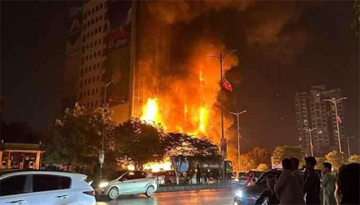 পাকিস্তানে শপিংমলে অগ্নিকাণ্ডে নিহত ৯ পাকিস্তানে শপিংমলে অগ্নিকাণ্ডে নিহত ৯