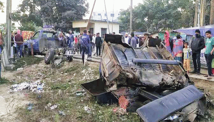 জামালপুরে ট্রেনের ধাক্কায় পুলিশ ভ্যান চুরমার, নিহত ১