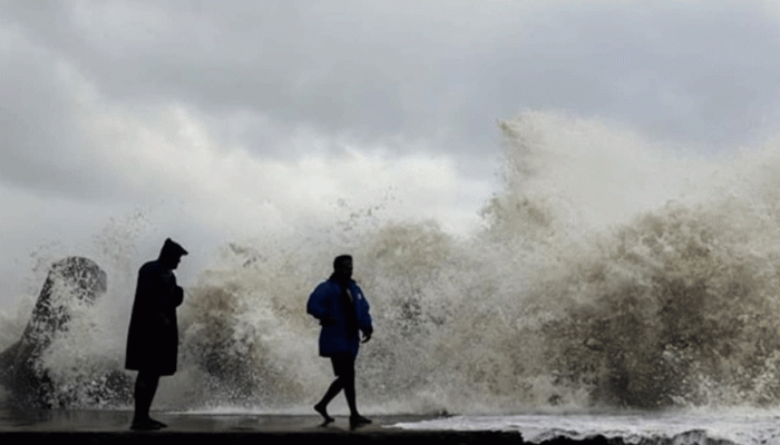 উপকূলের খুব কাছাকাছি ঘূর্ণিঝড় ‘মিগজাউম’ উপকূলের খুব কাছাকাছি ঘূর্ণিঝড় ‘মিগজাউম’
