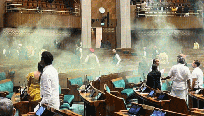 ভারতের লোকসভায় তুলকালাম কাণ্ড ভারতের লোকসভায় তুলকালাম কাণ্ড