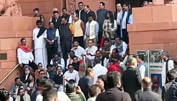 ভারতের পার্লামেন্ট থেকে রেকর্ড ১৪১ এমপিকে সাময়িক বরখাস্ত