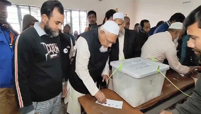 প্রকাশ্যে নৌকায় ভোট দিলেন ধর্ম প্রতিমন্ত্রী!