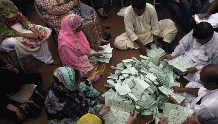 ১২৮ আসনের মধ্যে ৫১টিতে এগিয়ে ইমরান সমর্থিত প্রার্থীরা 