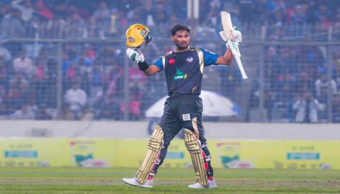 বাবরকে হটিয়ে শীর্ষস্থান দখল করল নাঈম শেখ