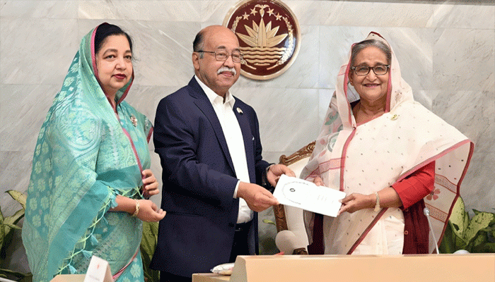 প্রধানমন্ত্রীর কাছে ৩ পণ্যের জিআই সনদ হস্তান্তর প্রধানমন্ত্রীর কাছে ৩ পণ্যের জিআই সনদ হস্তান্তর