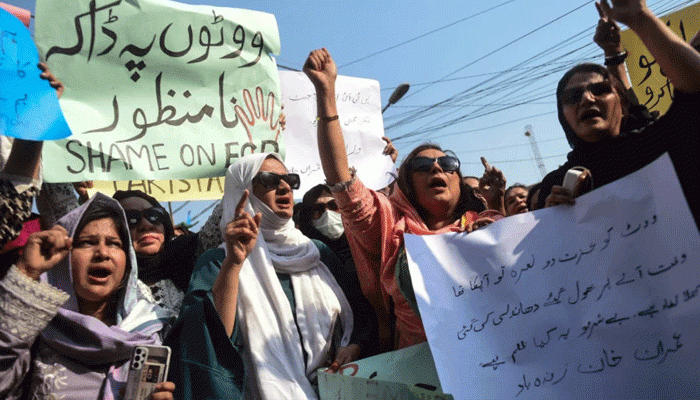 পাকিস্তানে কাটেনি অনিশ্চয়তা, নির্বাচনে জয়ের ঘোষণা সাবেক দুই প্রধানমন্ত্রীর