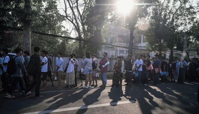 সেনাবাহিনীতে যোগদান বাধ্যতামূলক করায় মিয়ানমার ছাড়ছে তরুণরা 