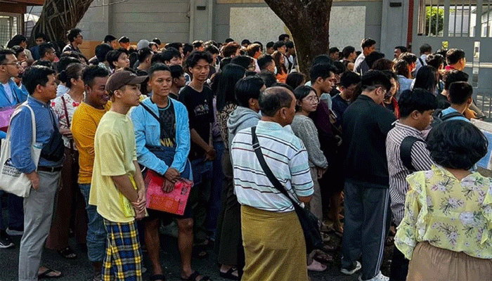 জীবন বাঁচাতে মিয়ানমার ছাড়ার হিড়িক