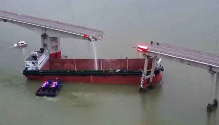 জাহাজের ধাক্কায় ভেঙে গেল সেতু, বাসসহ বহু মানুষ নদীতে জাহাজের ধাক্কায় ভেঙে গেল সেতু, বাসসহ বহু মানুষ নদীতে