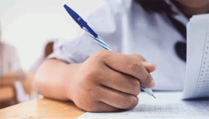 মায়ের পরীক্ষা দিতে এসে ধরা খেল মেয়ে