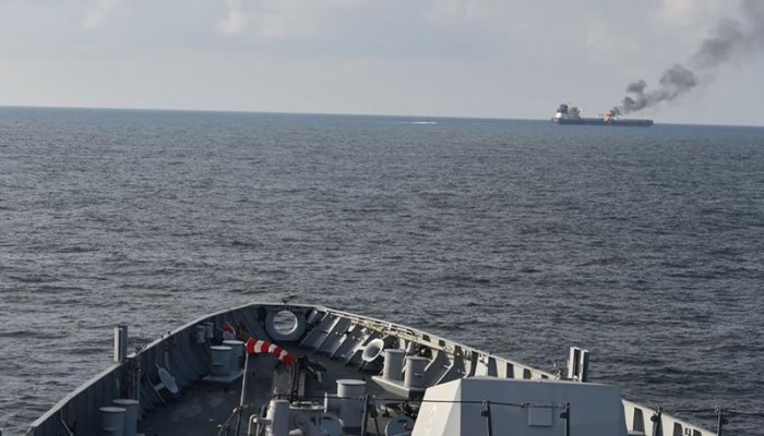 হুতিদের ক্ষেপণান্ত্র হামলায় পুড়ল ব্রিটিশ জাহাজ, বাদ যায়নি মার্কিন যুদ্ধজাহাজও