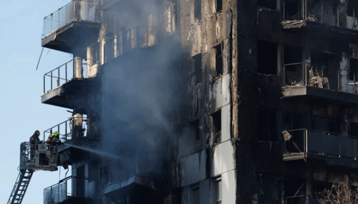 স্পেনে বহুতল ভবনে অগ্নিকাণ্ডে নিহত বেড়ে ১০