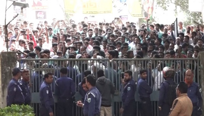 আ.লীগ নেতাকে গ্রেপ্তার করায় থানা ঘেরাও আ.লীগ নেতাকে গ্রেপ্তার করায় থানা ঘেরাও