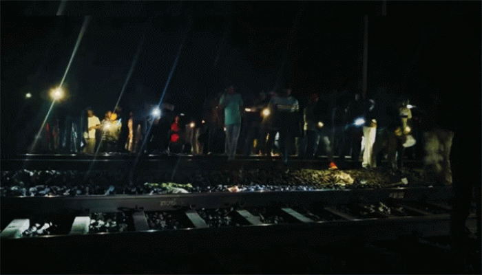 আগুনের ভয়ে ট্রেন থেকে রেললাইনে লাফ, আরেক ট্রেনের নিচে কাটা পড়ে নিহত ১২