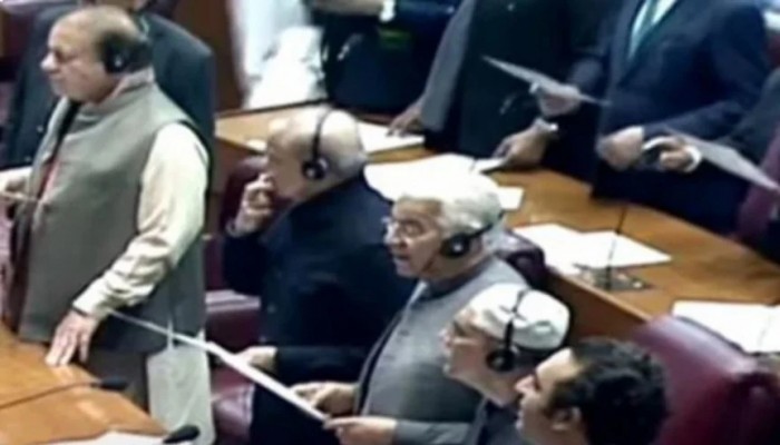 পাকিস্তান পার্লামেন্টে হট্টগোলের মধ্যে শপথ নিলেন নবনির্বাচিতরা পাকিস্তান পার্লামেন্টে হট্টগোলের মধ্যে শপথ নিলেন নবনির্বাচিতরা