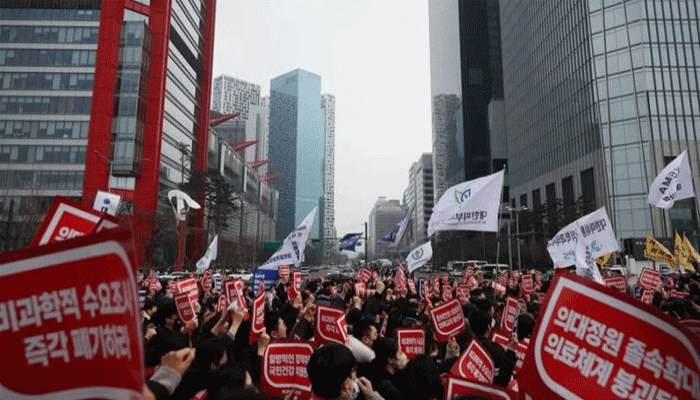 দক্ষিণ কোরিয়ায় ৭ হাজার ডাক্তারের লাইসেন্স স্থগিত