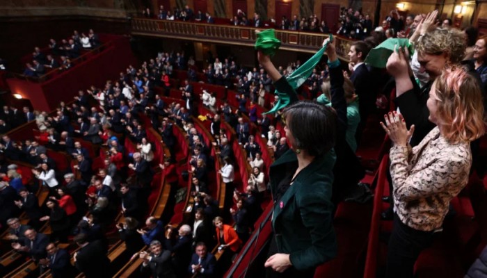 গর্ভপাতকে সাংবিধানিক অধিকার হিসেবে স্বীকৃতি দিল ফ্রান্স