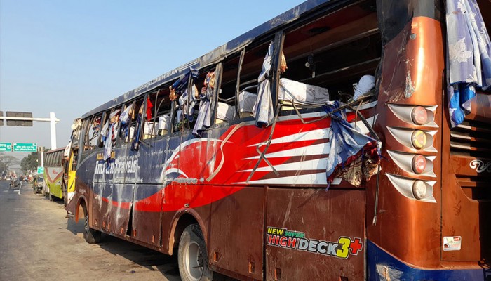 ফরিদপুরে বাস উল্টে নিহত ৩, আহত ৩০ ফরিদপুরে বাস উল্টে নিহত ৩, আহত ৩০