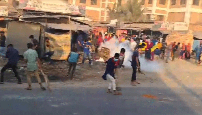 গাজীপুরে মহাসড়কে বিক্ষোভ, শ্রমিক-পুলিশ সংঘর্ষ গাজীপুরে মহাসড়কে বিক্ষোভ, শ্রমিক-পুলিশ সংঘর্ষ