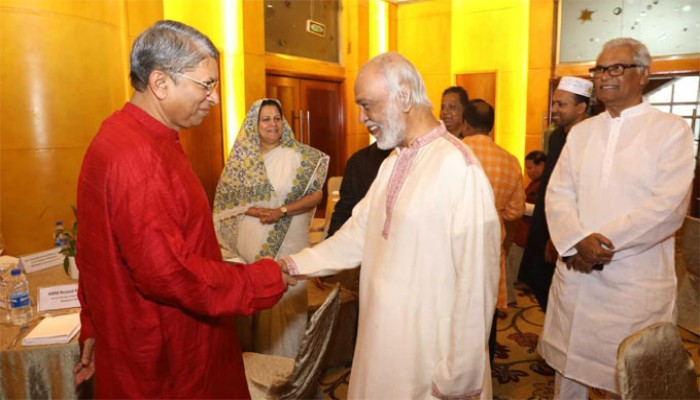 ইফতার মাহফিলে প্রধান ৩ দলের  নেতাদের মিলনমেলা