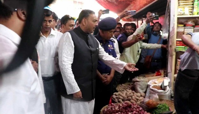 মজুদ করে পণ্যের দাম বাড়ালে কঠোর ব্যবস্থা: বাণিজ্য প্রতিমন্ত্রী মজুদ করে পণ্যের দাম বাড়ালে কঠোর ব্যবস্থা: বাণিজ্য প্রতিমন্ত্রী