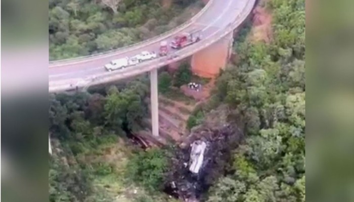 দক্ষিণ আফ্রিকায় সেতু থেকে বাস খাদে পড়ে নিহত ৪৫